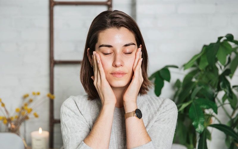 Nggak Perlu ke Salon, Yuk Coba Pijat Wajah Sendiri di Rumah!