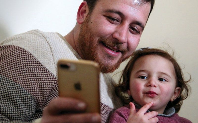 Kisah Pilu Di Balik Ayah dan Anak Tertawa Bahagia Mendengar Suara Ledakan di Suriah