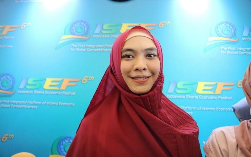 7 Potret Keharmonisan Keluarga Oki Setiana Dewi saat Umroh