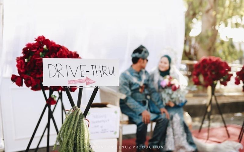 Unik, Pasangan Ini Memilih Resepsi ala Drive Thru