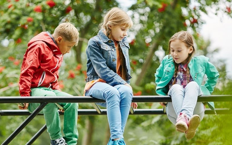 Mengajarkan Anak Bersikap Ramah dengan Cara Sederhana Ini