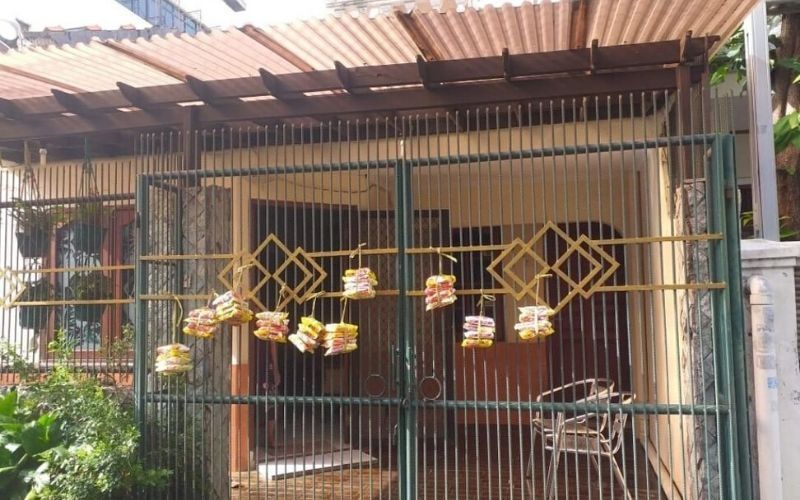 Unik, Ibu 84 Tahun Gantung Mie Instan di Pagar untuk Bantu Sesama