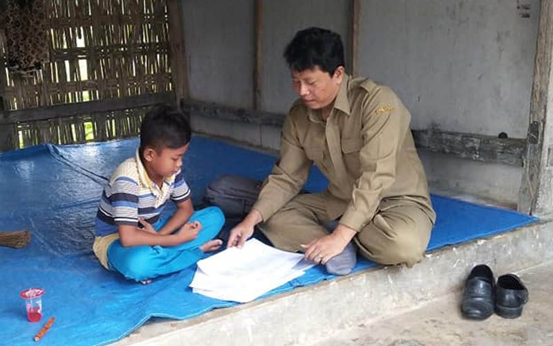 Siswa Tak Punya Ponsel dan Televisi, Avan Berkeliling Rumah Siswa untuk Mengajar