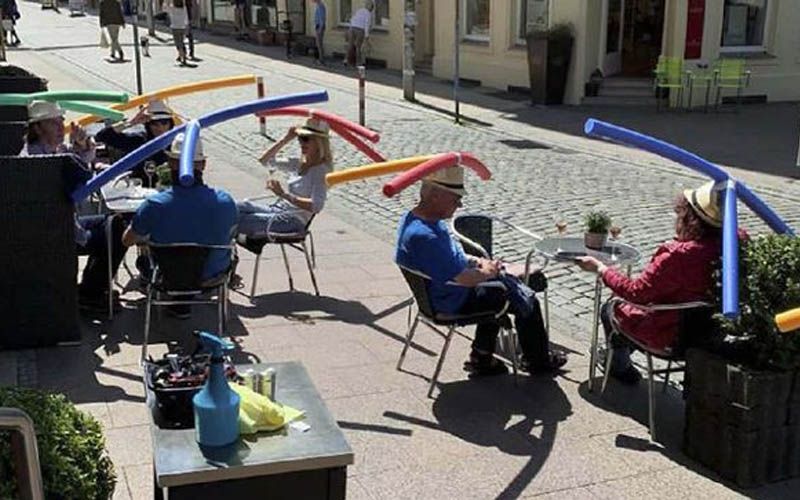 Jaga Jarak, Pengujung Kafe di Jerman Kenakan Baling-baling Bambu