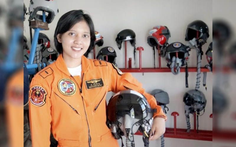 Letda Ajeng Jadi Pilot Pesawat Tempur Perempuan Pertama di Indonesia
