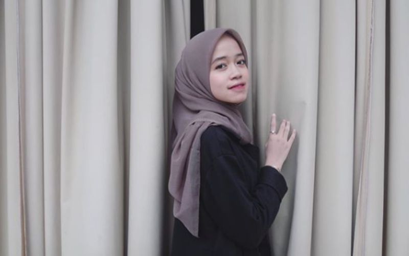 Lirik dan Terjemahan Shalawat Yaa Ayyuhan Nabi - Cover by Alma Esbeye