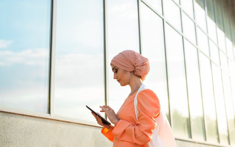 Lakukan 5 Peregangan Ini Saat Tangan Pegal Karena Sering Memegang Handphone