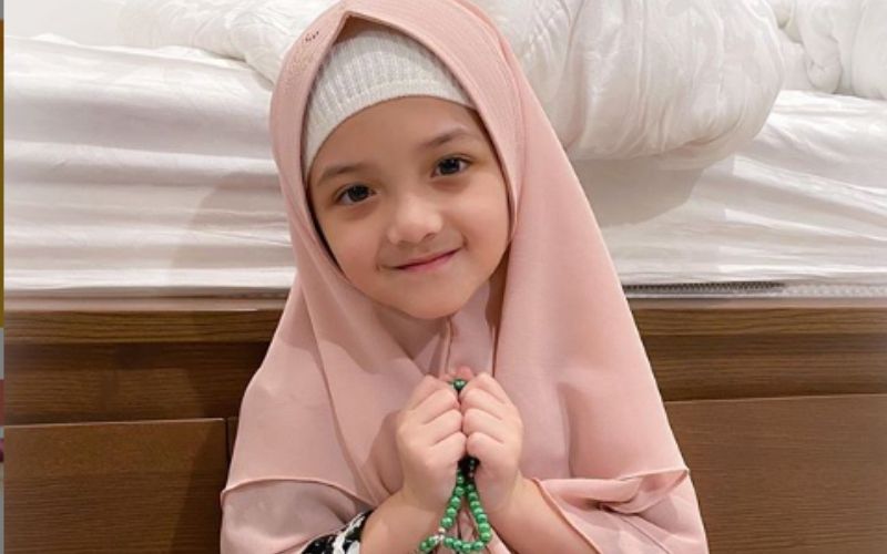 Masya Allah, Arsy Menceritakan Kisah Nabi di Depan Para Pekerja Rumahnya