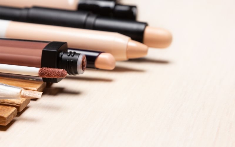 6 Manfaat Lain dari Concealer yang Wajib Kamu Ketahui
