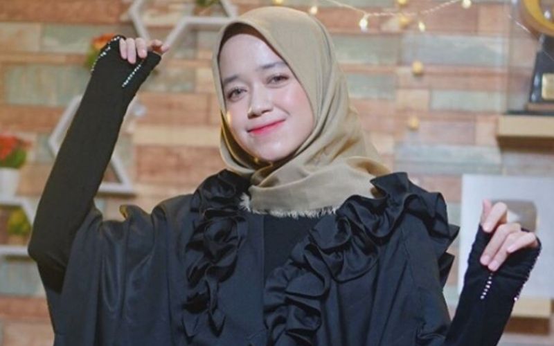 Lirik dan Terjemahan Shalawat Hayyul Hadi – Alma Esbeye