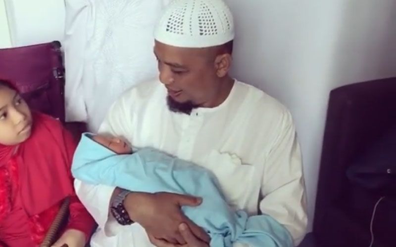 Momen Haru Almarhum Ustadz Arifin Ilham Bacakan Doa di Depan Sang Cucu