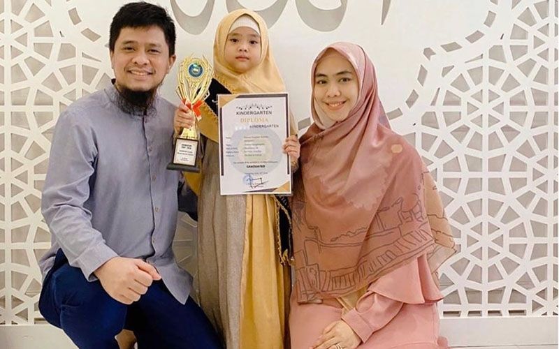 Anak Dapat Predikat Tahfidz Terbaik, Oki Setiana Dewi Tulis Kesan Bangga