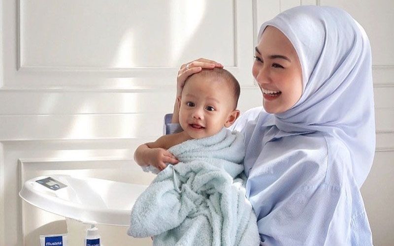 7 Potret Indah Nada Puspita Pakai Baju Serasi Bareng Buah Hati