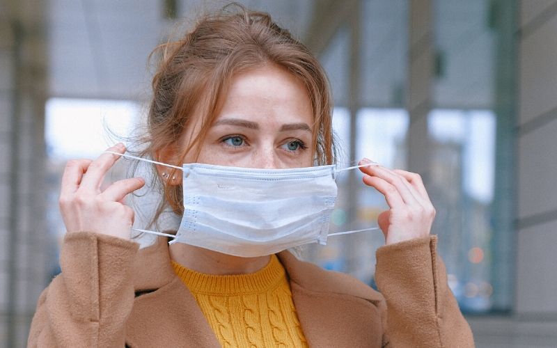 4 Tips Agar Lipstik Tetap Awet Saat Gunakan Masker Seharian