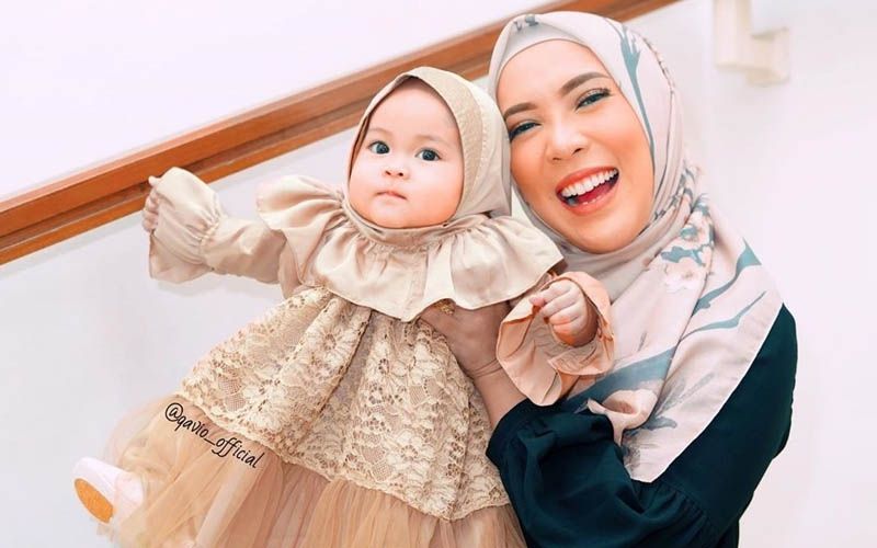 10 Momen Menggemaskan Putri Fitrop Kenakan Jilbab