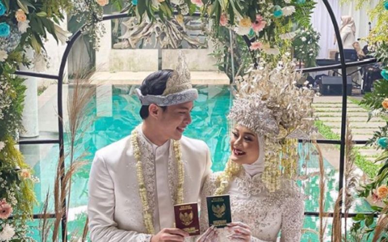 Sah! Berikut 6 Momen Bahagia Pernikahan Dinda Hauw dan Rey Mbayang