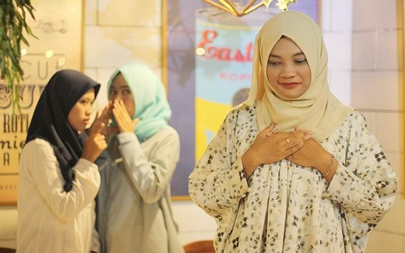 Muslimah, Baca Doa Ini Agar Terhindar dari Teman Bermulut Ember