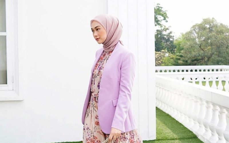 Simple dan Elegan, Inspirasi 5 Fashion Hijab Ala Indah Nada Puspita