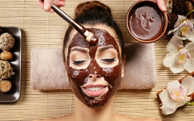 Mencerahkan Hingga Mengatasi Jerawat, Berikut 7 Manfaat Masker Coklat Untuk Wajah