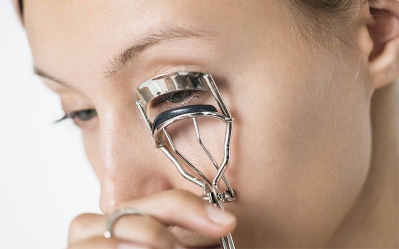 5 Kesalahan Penggunaan Eyelash Curler Ini Masih Sering Dilakukan