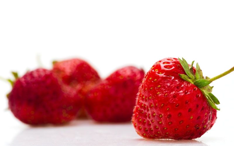 Punya Strawberry Legs? Yuk Atasi dengan 4 Cara Alami Ini!