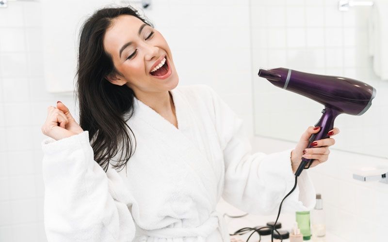 5 Kesalahan Mengeringkan Rambut yang Masih Sering Dilakukan