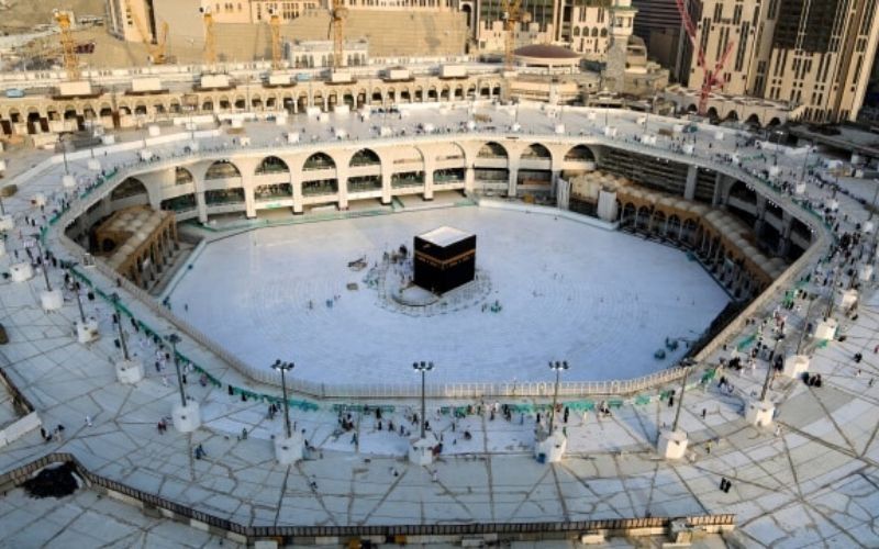 Demi Berbakti, Anak Ini Rela Gendong Ibu saat Tawaf