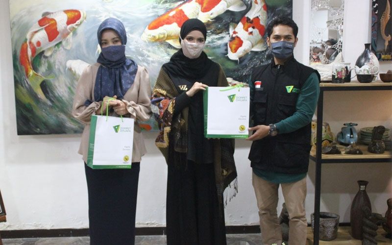 Vivi Zubedi Foundation Berikan 1000 Masker untuk Masyarakat Jawa Barat
