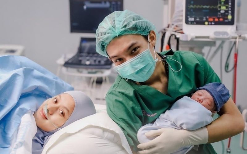 Dinda Hauw Lahirkan Buah Hati Pertamanya, Rey Mbayang: Terima Kasih Wanita Hebatku