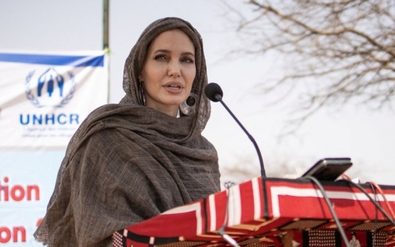 Datang ke Burkina Faso, Angelina Jolie Kenakan Hijab dan Abaya