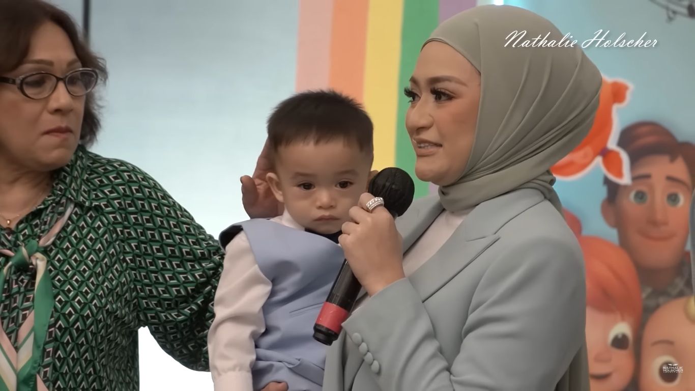 Tangisan Bahagia Nathalie Holscher Di Momen Ulang Tahun Adzam