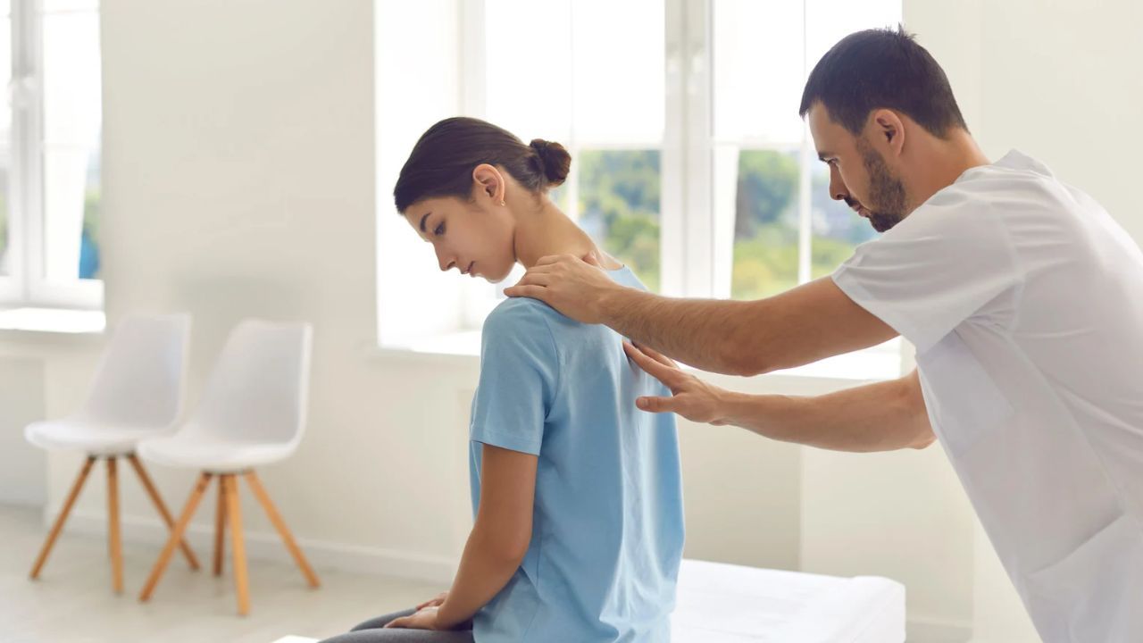 Hindari Kebiasan Buruk Yang Dapat Memicu Skoliosis Berikut Ini!