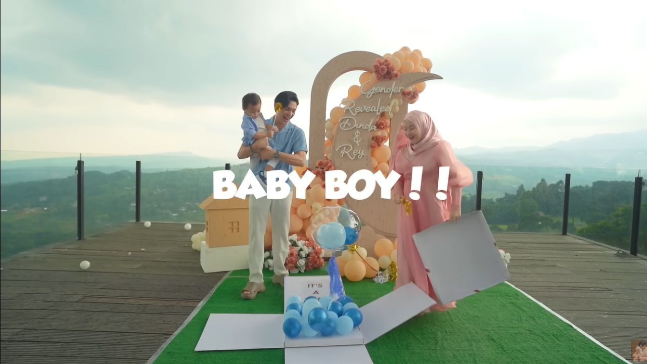 Pasangan Muda Rey Mbayang dan Dinda Hauw Gelar Gender Reveal, Calon Anak Kedua Kira-kira Boy or Girl?