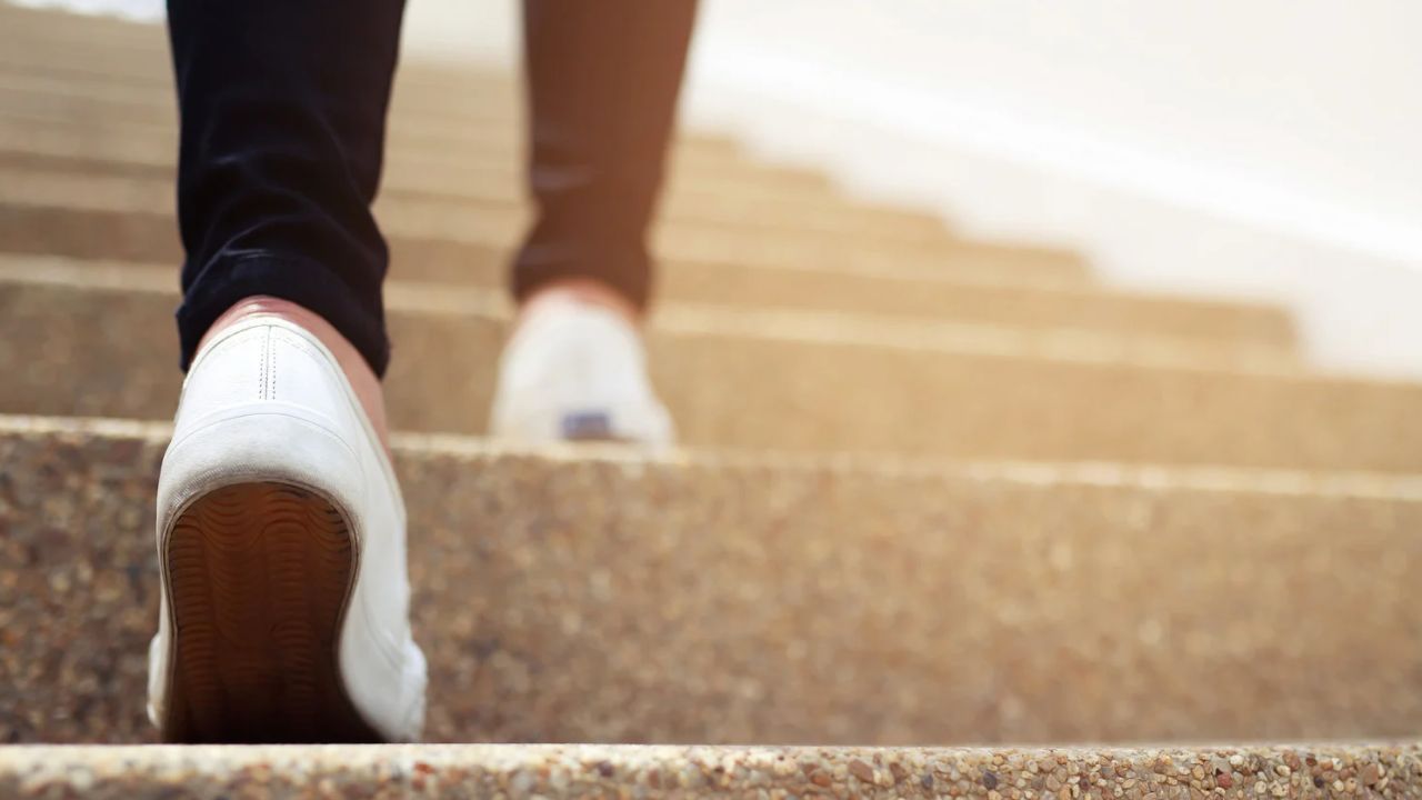 Terlihat Sepele, 3 Kesalahan Cara Berjalan yang Membuat Tubuh Nyeri