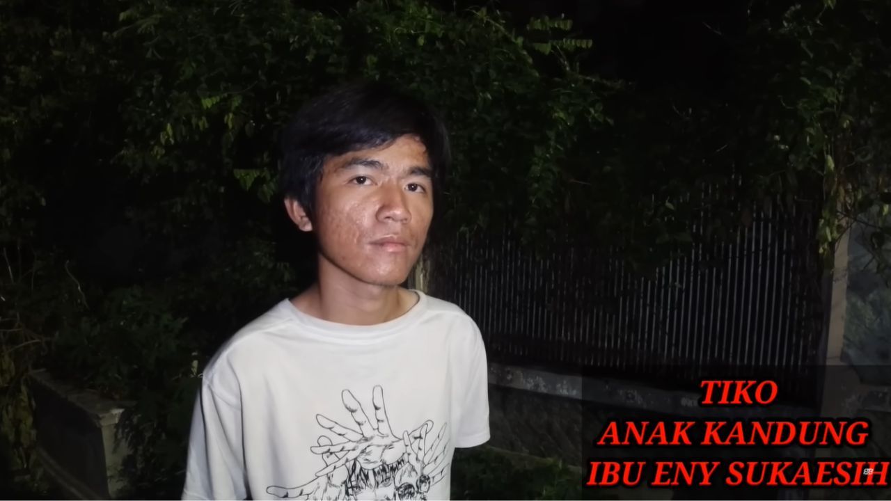 Perjuangan Tiko yang Merawat Ibunya Depresi di Rumah Mewah Tanpa Listrik dan Air