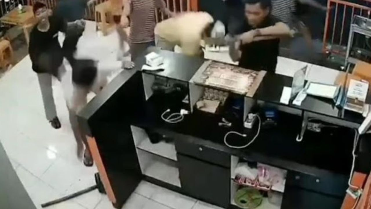 Driver Ojol Jakbar Dikeroyok Masa Usai Bela Penumpang yang Di Catcalling