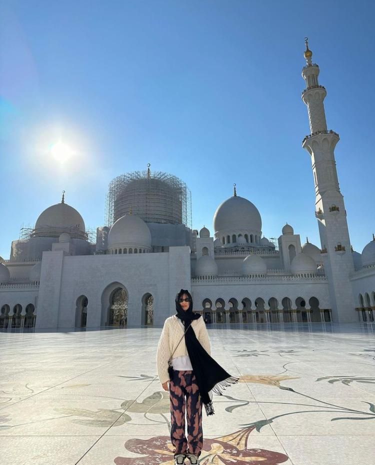 Jennie BLACKPINK Kunjungi Masjid di Abu Dhabi Usai Konser BORN PINK
