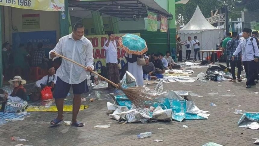 Meskipun Menyandang Disabilitas, Pria Ini Tetap Semangat Menjadi Relawan Satu Abad Resepsi NU