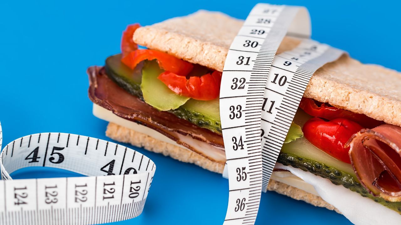 4 Kebiasaan Makan yang Merusak Kesehatan Mental, Kata Ahli Diet!