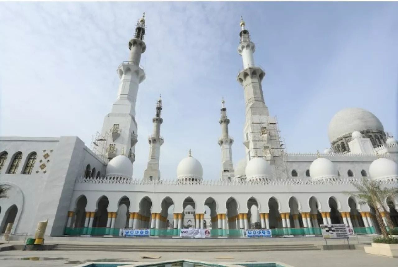 Masjid Sheikh Zayed di Abu Dhabi Ada Replika Kecilnya di Indonesia, Sudah Diresmikan Lho!