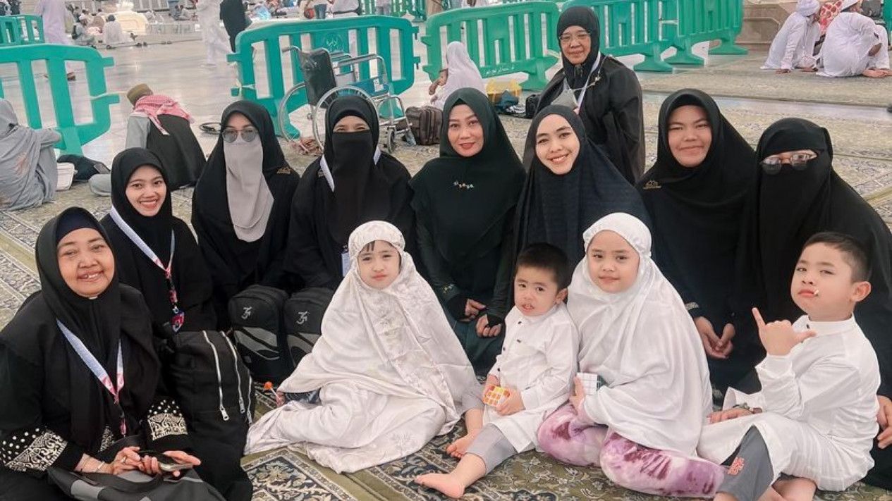 Masya Allah, Jelang Ramadhan Oki Setiana Dewi Ajak Belasan Guru Quran Berangkat Umrah