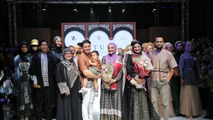Menyambut Ramadhan Zaskia Sungkar-Shireen Sungkar Rilis Koleksi Busana Muslim Bernuansa Tradisional