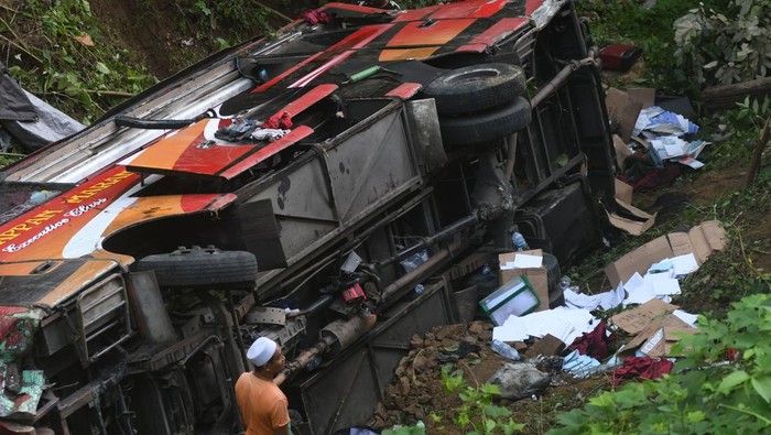 Akibat Kehilangan Kendali, Bus yang Membawa Puluhan Pengajar Gontor Kecelakaan