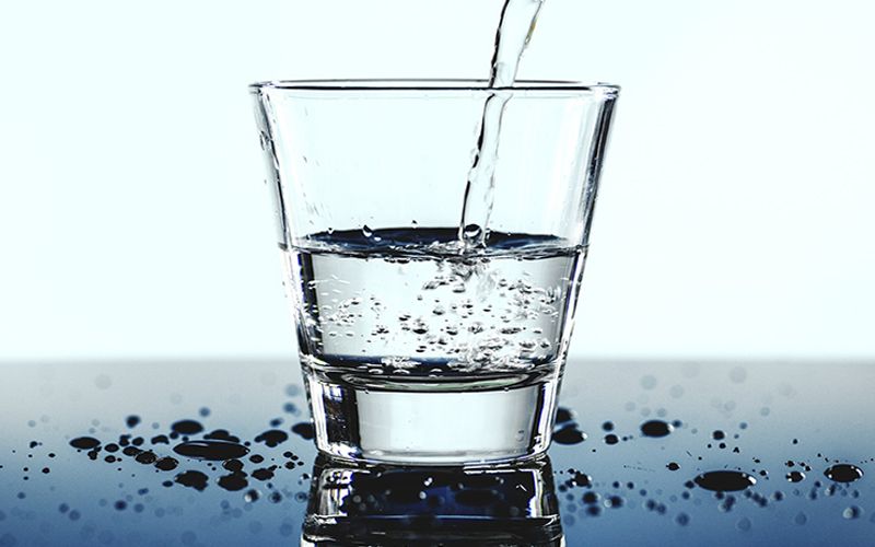 Umat Muslim Wajib Tahu! Berikut Etika Minum Air Zamzam