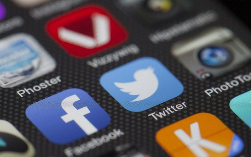 Hobi Gosipin Artis di Medsos ? Ini Dia Hukumnya Dalam Islam