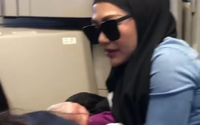 Dibantu Oleh MUA, Ibu Ini Berhasil Melahirkan di Pesawat!