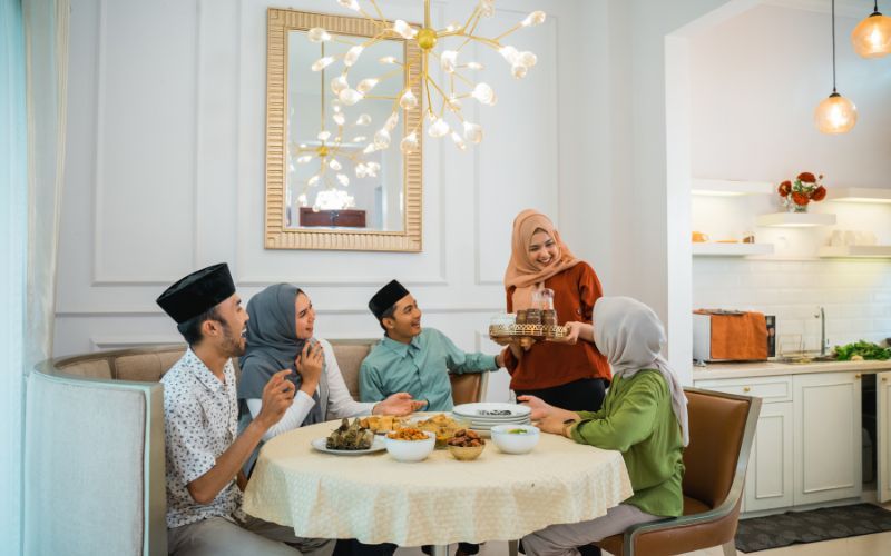Sering Ngantuk Saat Tarawih ? Hindari 7 Makanan Ini