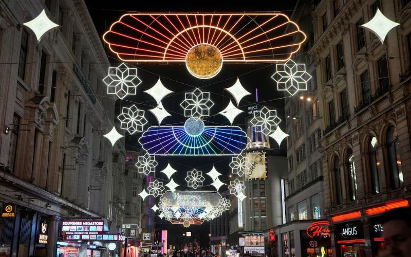 Sambut Ramadhan Gemerlap Lampu Menghiasi Kota London