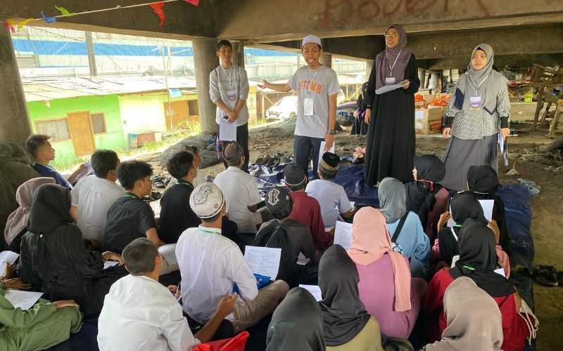 Semarakan Ramadhan, RISKA Menteng Serahkan Ratusan Paket Berbagi Ramadhan ke Rumah Belajar Merah Putih