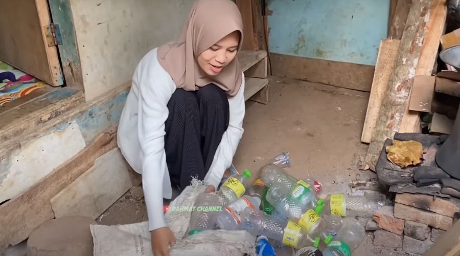 Baru Lulus Kuliah, Yuliana Tak Malu Cari Rongsokan Untuk Bantu Ekonomi Keluarga 